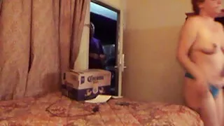 لمبے بالوں والی فرشتہ Iris Kiss Kiss اس کی چھوٹی شگاف کو چھو رہی ہے۔