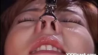 خوبصورت نظر آنے والی بسٹی برونیٹ مونا آزر کو اپنے شگاف میں ایک اچھا ڈک محسوس ہوتا ہے۔