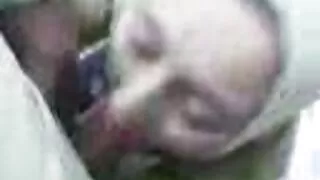 بڑی نیچے والی ہیلینا پرائس تقریبا پیچھے سے گڑبڑ ہوئی۔