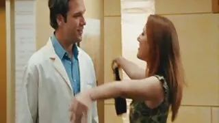 چھوٹی چھاتی کے ساتھ میٹھا ایشیائی چوزہ وینا اسکائی ایک بڑے بونر پر چھلانگ لگاتا ہے۔