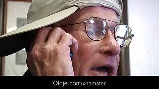 بالغ سنہرے بالوں والی ہولی ووڈ کی تنہائی اس کی چھوٹی گلابی شگاف کو متحرک کرتی ہے۔