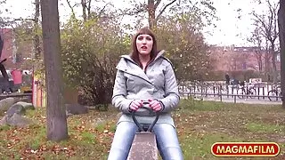 دلکش ڈیپ تھروٹ کوئین کیتھی ہیون ایک اچھے سیکرٹری کی طرح کام کرتی ہے۔