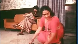 پتلی چھوٹے بالوں والی brunette LaSirena69 ایک خوبصورت جوان عضو تناسل کو چوس رہی ہے۔