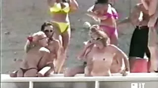 عظیم نظر آنے والی busty MILF نینا ہارٹلی ایک لمبے نوجوان ڈک کے ذریعے گھس گئی۔