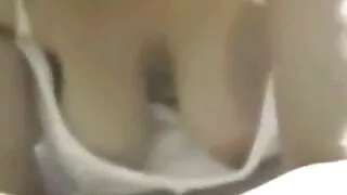 اچھی چھاتی کے ساتھ پیاری brunette Vikki رے لمبی ڈک پر چھلانگ لگاتی ہے۔