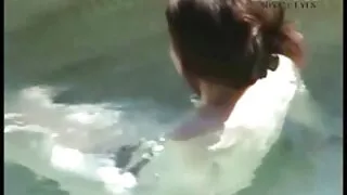 کالے بالوں والی سنڈی شائن اپنے لمبے چوڑے سے لطف اندوز ہو رہی ہے۔