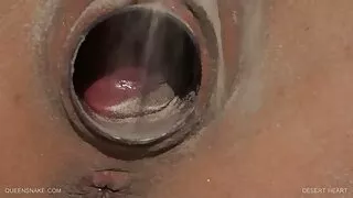 ٹیٹو کے ساتھ بھورے بالوں والی قدرتی نوعمر Stasia Si بہت زیادہ سہہ چاہتی ہے۔