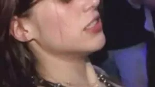 چھوٹی چوچی لڑکی Ailee این کو سونے کے کمرے میں سخت چدائی پسند ہے۔