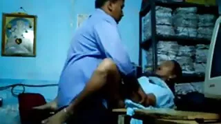 بسٹی دیوی صوفی ریان مشنری پوز میں بہت اچھی لگ رہی ہے۔