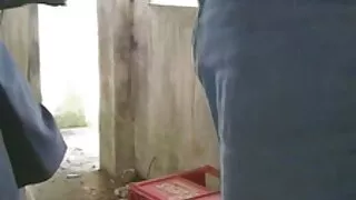 اچھی نظر آنے والی سنہرے بالوں والی ایلی نکول گھٹنوں کے بل بہت گرم بلو جاب دیتی ہے۔