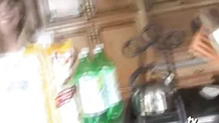 خوبصورت آنکھوں کے ساتھ سنہرے بالوں والی الیکسا گریس ایک لمبا عضو تناسل چوس رہی ہے۔