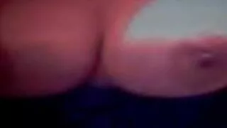پرجوش برونیٹ لی این مشنری پوز میں پھنس گئی۔