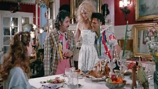 ٹیٹو والے بڑے چھاتی والی سنہرے بالوں والی سارہ جیسی صوفے پر گھس گئی۔