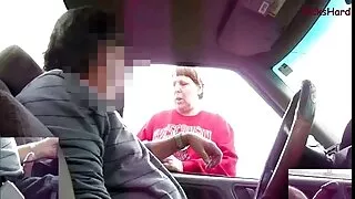 چھوٹے چھوٹے سنہرے بالوں والی للی ریڈر ایک بڑے عضو تناسل پر سوار ہے۔
