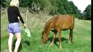 بڑے چھاتی کے ساتھ زبردست گلیمرس ماڈل نتھالی چیری اپنا جسم دکھا رہی ہیں۔