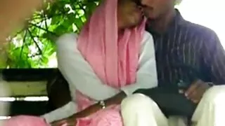 سرخ بالوں والی ملاح لونا مشت زنی کرتی ہے جیسے پول کے ذریعہ بنایا گیا ہو۔