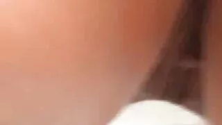 چھوٹی چھاتی کے ساتھ پیارا آبنوس اماری این ایک بہت بڑا سفید ڈک نگل رہی ہے۔