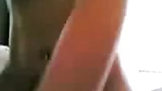اچھی لگ رہی ہوٹی لندن روز ایک خوبصورت بڑے بونر پر سوار ہے۔