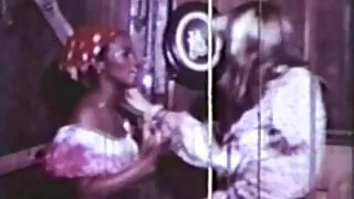 بھورے بالوں والی مشہور جینی مینسن اپنے منہ میں ایک بڑا عضو تناسل لیتی ہے۔
