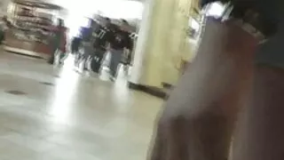 غیر ملکی ہوٹی کیکی کلاؤٹ نے کتے کے انداز کے پوز میں تجزیہ کیا ہے۔