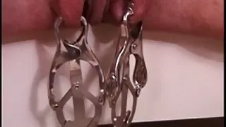 جنسی چھوٹے بالوں والی فرشتہ الیکسیا اپنے بڑے ساگی چھاتی دکھا رہی ہے۔