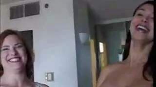 کٹیز کیرا نوئر اور انڈیکا منرو اپنے مشترکہ عاشق سے لطف اندوز ہو رہے ہیں۔