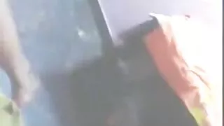 سیاہ فام کھلاڑی ایک لمبی ٹانگوں والی سفید گڑیا جین وائلڈ کو ڈرا رہا ہے۔