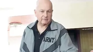 خوبصورت نوعمر ماڈل ایلیسیا ولیمز ایک کھلونے کے ساتھ اپنی بلی کو متحرک کرتی ہے۔