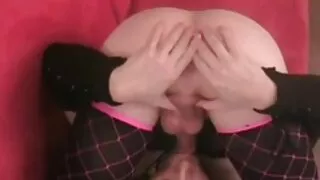 گھوبگھرالی بالوں والی بیب کرسٹن اسکاٹ کاؤ گرل پوز میں گڑبڑ ہو جاتی ہے۔