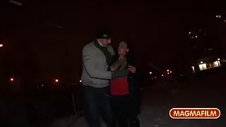خوبصورت نظر آنے والی کنکی آبنوس سیسلیا شیر کو ایک سفید ڈک نے خراب کیا۔