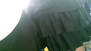 ٹینڈ والی ماں فرح ڈہل اپنی جرابیں پہنے پیر پھیلا رہی ہیں۔