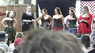 خوبصورت busty brunette شینا Ryder کتے کے انداز میں fucked