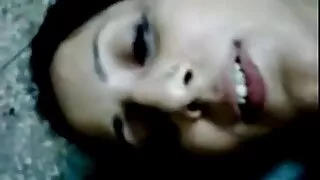 میٹھا تیل والا چوزہ جوانا بلس اپنی چھوٹی بلی دکھا رہی ہے۔