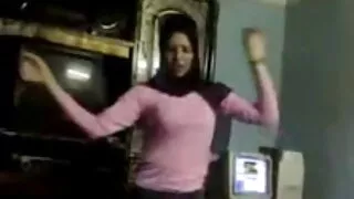 قدرتی چھاتی کے ساتھ خوبصورت خوبصورتی دریائے فاکس ایک بڑے ڈک پر چھلانگ لگاتا ہے۔