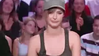 خوبصورت ایشیائی نوجوان لولو چو ایک خوبصورت موٹے عضو تناسل پر چھلانگ لگا رہا ہے۔