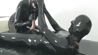 پیاری ایبونی ہوٹی الیکسس ٹائی کو کاؤگرل پوز میں شدید مقعد جنسی پسند ہے